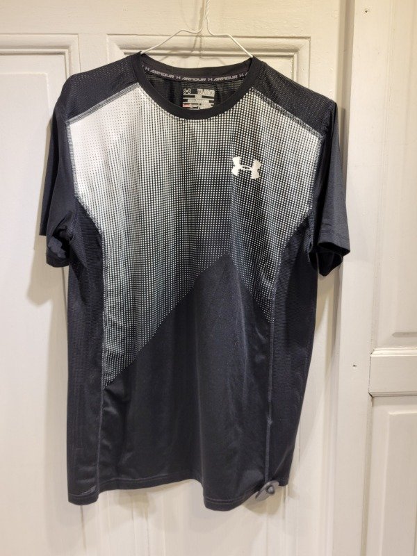 Producto - Remera UNDER ARMOUR negro y blanco deportiva Talle 18 años - PRECIO: 28X