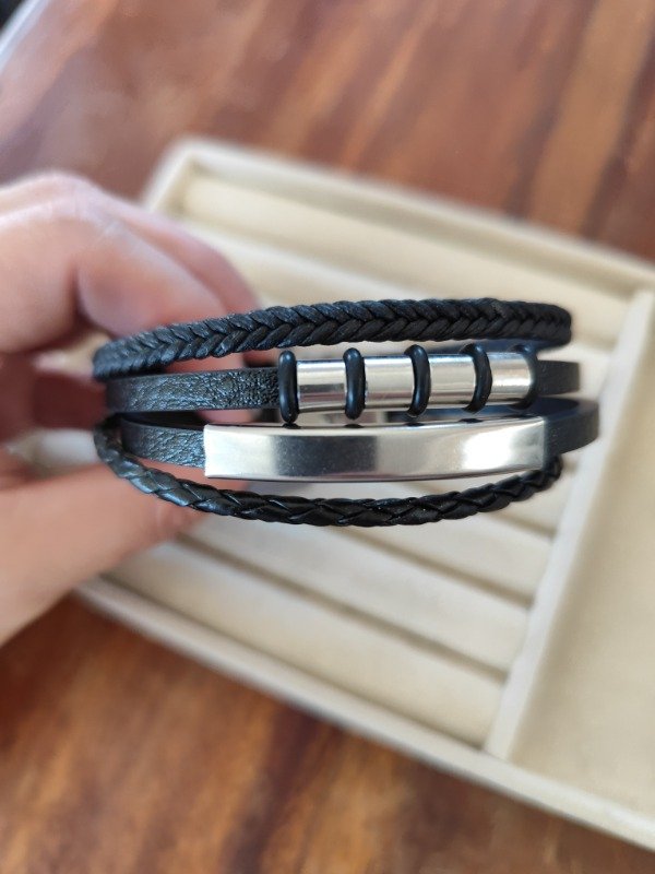 Producto - Pulsera cuero y acero cuadruple plateada.