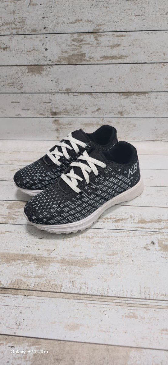 Producto - zapatilla negro con blanco del 36 al 42 - 0