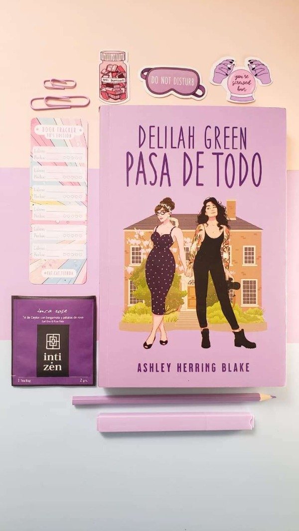 Producto - Delilah Green Pasa de Todo - Ashley Herring Blake (libro + accesorios)
