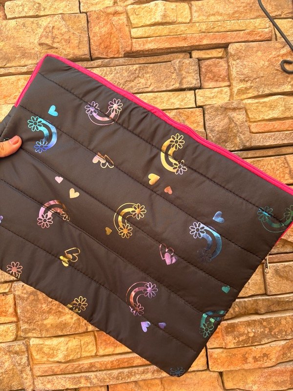 Producto - Funda de Notebook ARCOÍRIS NEGRO