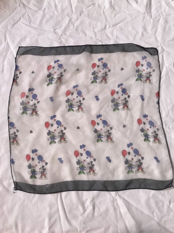 Producto - Vintage Mickey and Minnie kerchief.