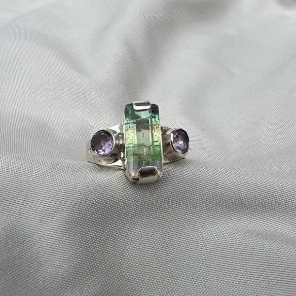 Producto - ANILLO DE DISEÑO TURMALINA TRICOLOR Y AMATISTAS FACETADAS