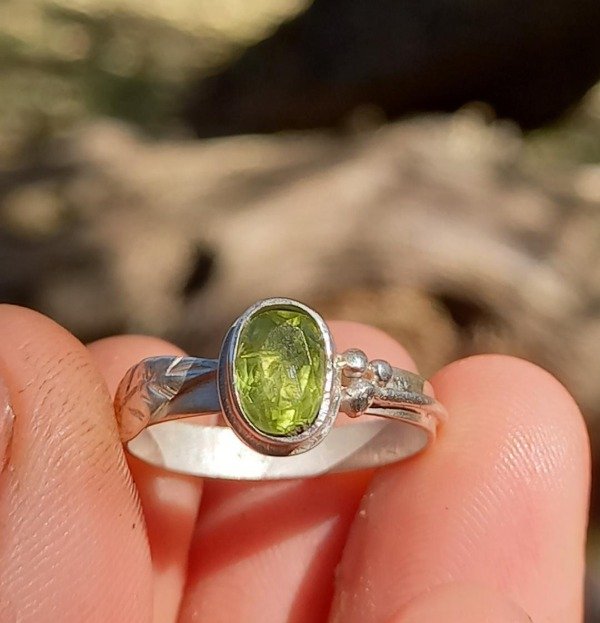 Producto - Anillo de Peridoto y plata 17,5 modelo botanico