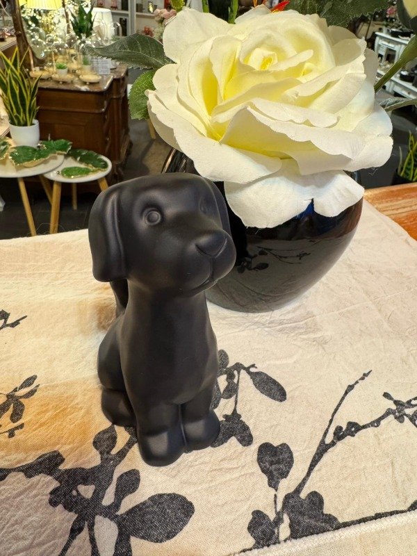 Producto - Perro sentado negro (Efectivo: 11.920)