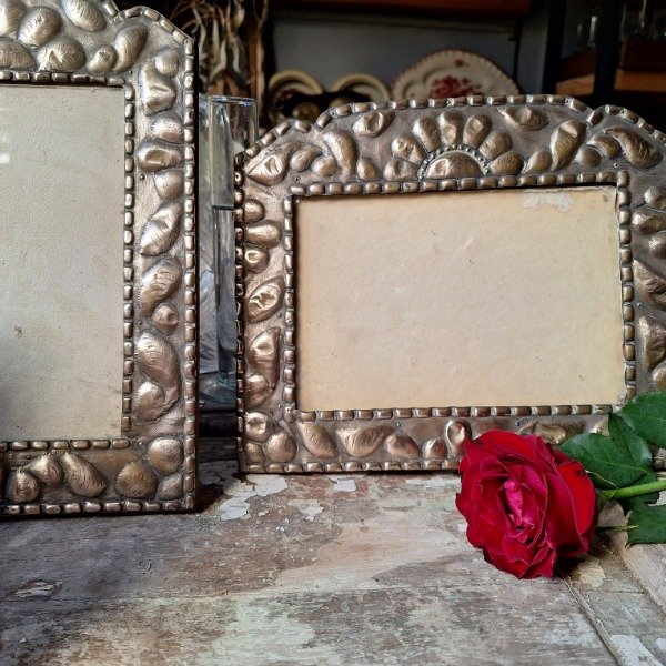 Producto - Portarretrato metal repujado 21x25