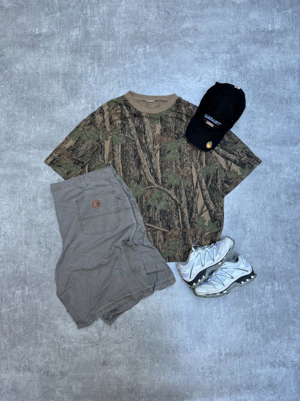 Producto - OUTFIT Remera Realtree + Bermuda Baggy Cargo Carhartt