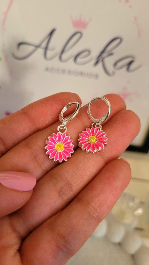 Producto - Argollas margaritas fucsia de acero blanco - 1