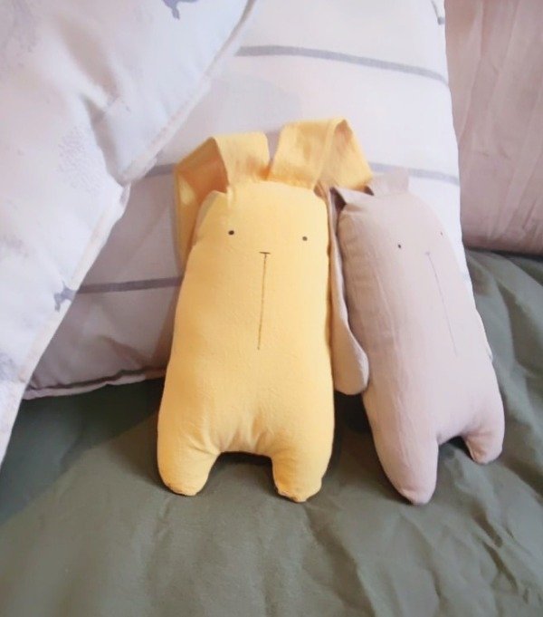 Producto - Muñeco de apego conejos amarillo
