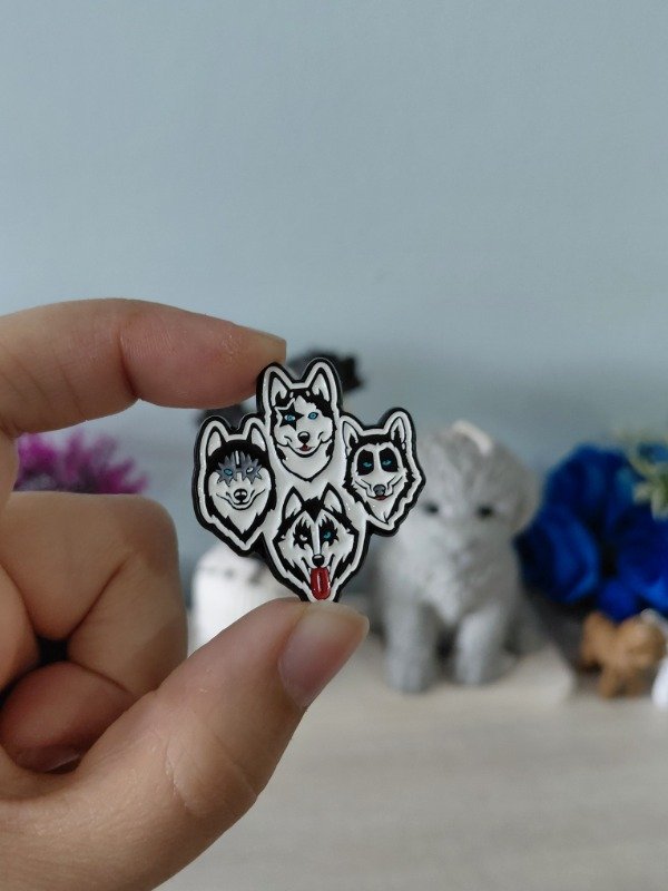 Producto - Pin metalizado - Perritos Husky como Queen #2016