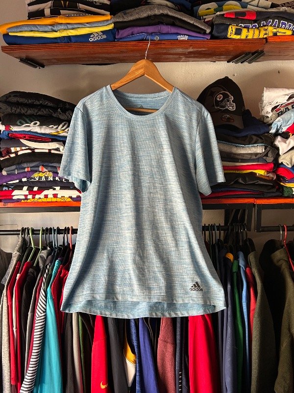 Producto - Remera deportiva adidas color celeste