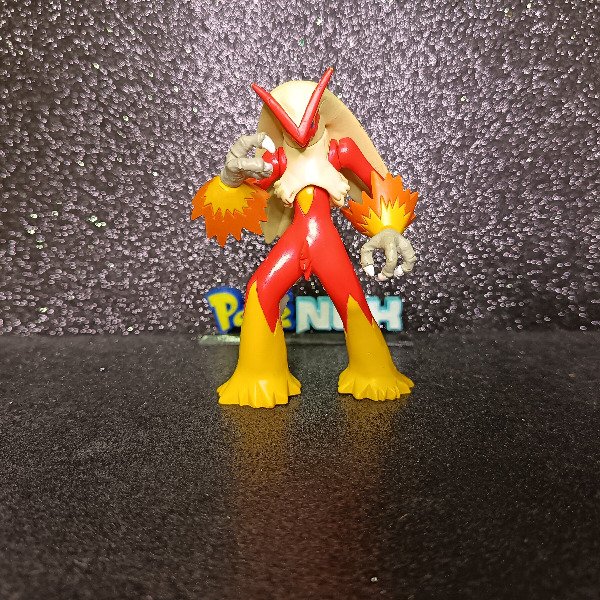 Producto - Blaziken Big Size TOMY (Articulado)