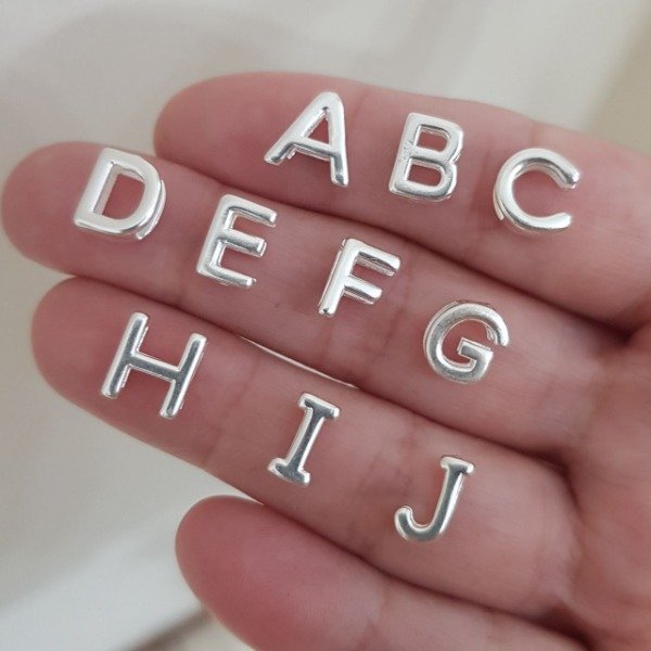 Producto - Dijes iniciales pasantes