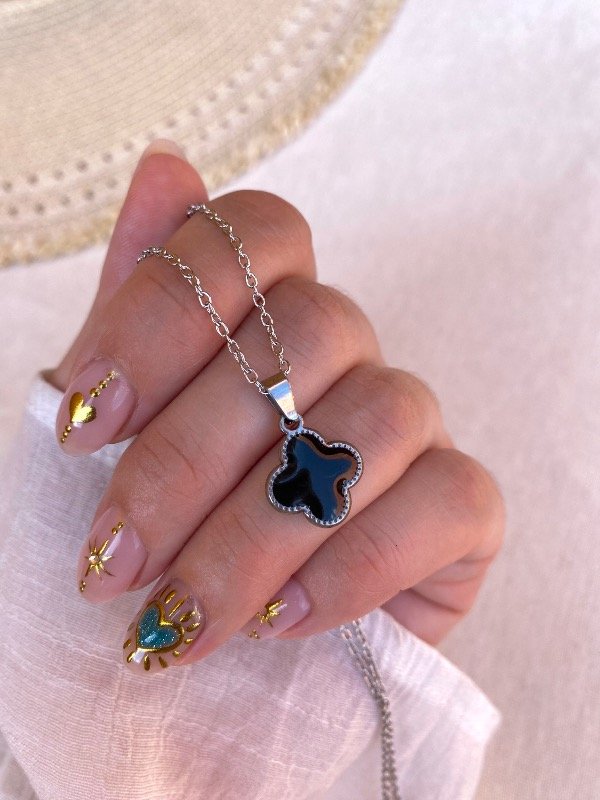 Producto - Collar VC negro y plateado A.Q