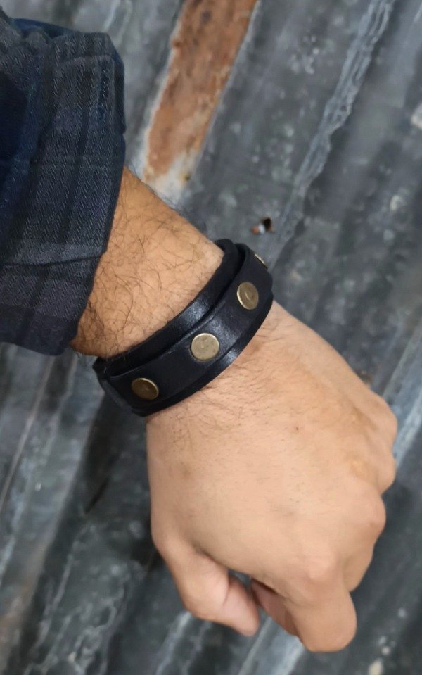 Producto - Muñequera con Tachas Bronce