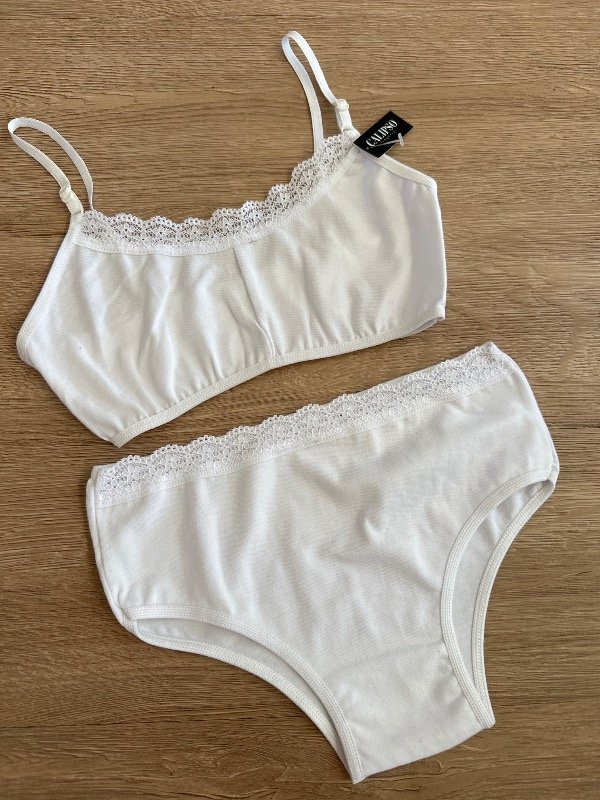 Producto - CONJUNTO LORE NIÑA Y PRE ADOLESCENTE TOP Y BOMBI DE ALGODÓN BLANCO