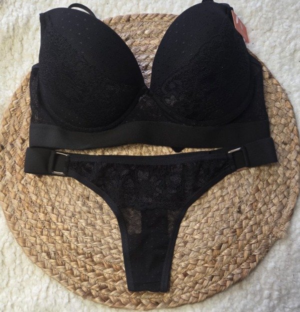 Producto - Conjunto de encaje tasa soft y cola less regulable tira ancha Negro