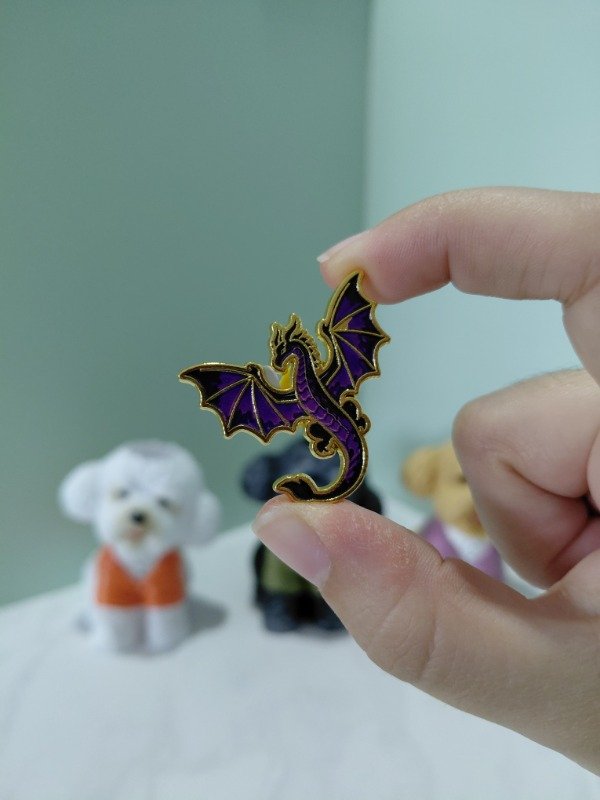 Producto - Pin metalizado - Dragón violeta en dorado #3113