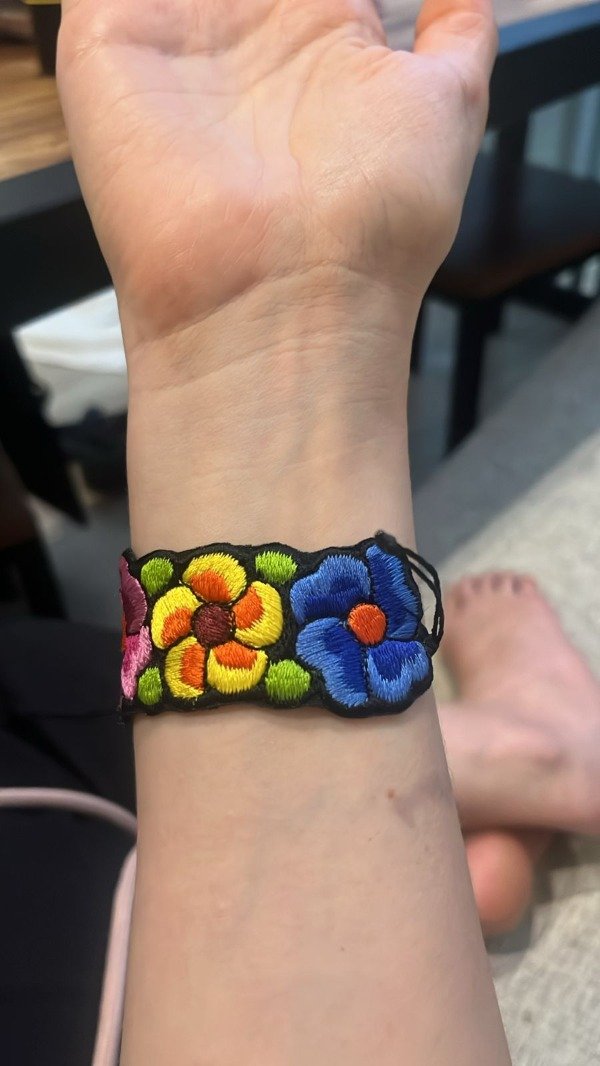 Producto - Pulsera mexicana de flores bordadas