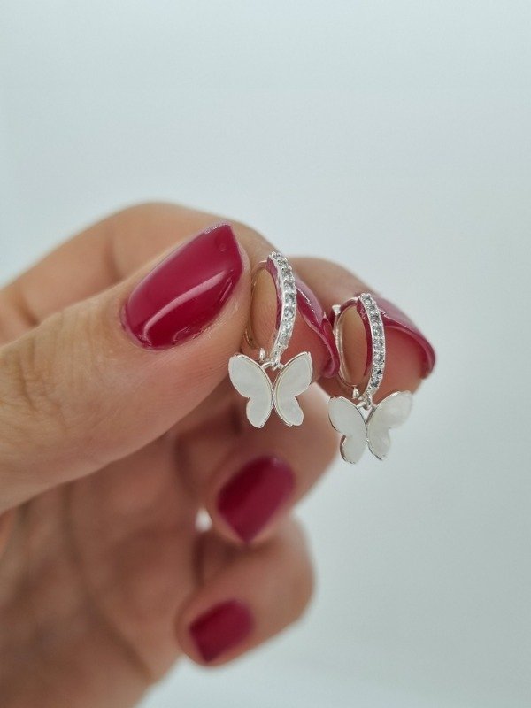 Producto - Aros acero blanco argollita strass colgante mariposa macar color