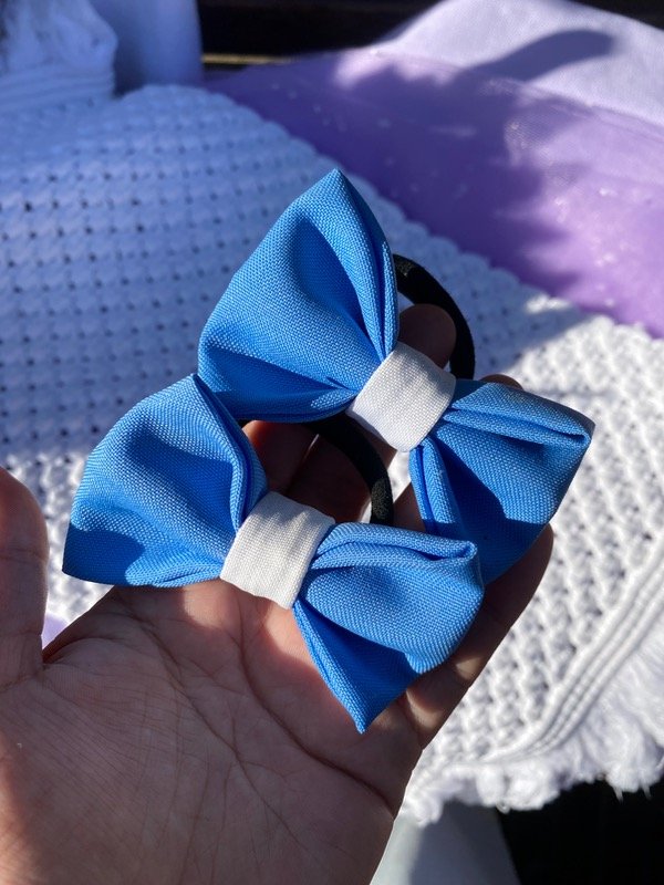 Producto - Par de moños francés celeste con blanco