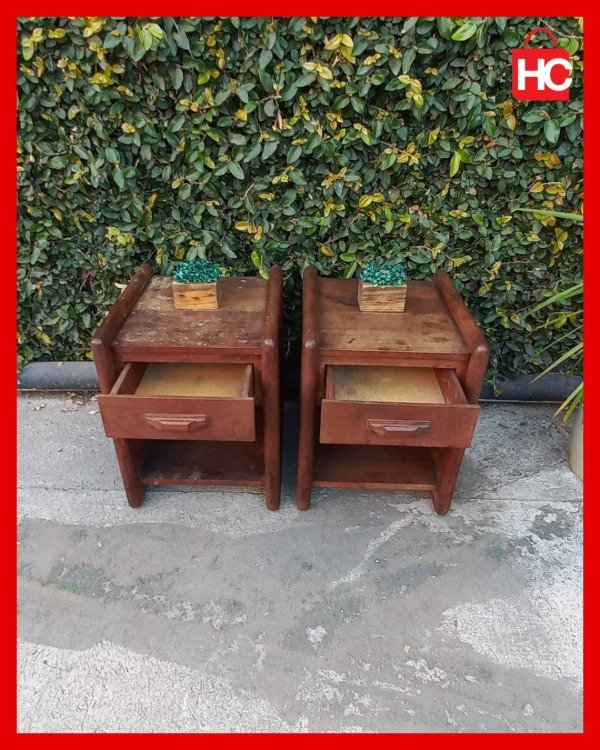 Producto - Par de mesas de luz en madera maciza con laterales tipo persiana - 4