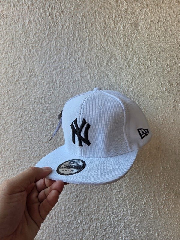 Producto - Gorra NY PLANA CERRADA BLANCAA