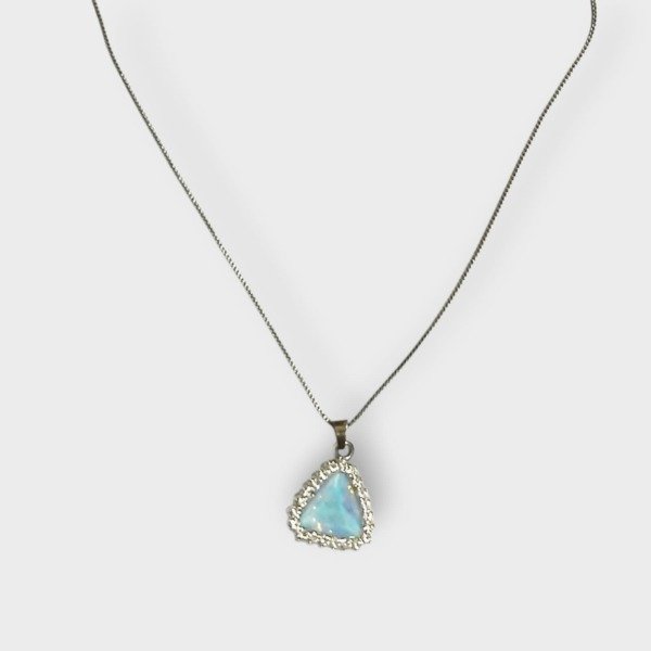 Producto - Cadena de acero con dije de gema triangular celeste