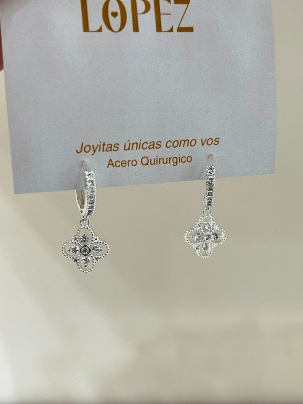 Producto - ARGOLLAS CON DIJE DE FLOR