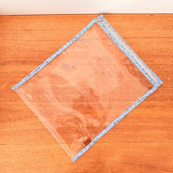 Producto - SOBRE CRISTAL A4 CON CIERRE Celeste con dibujitos