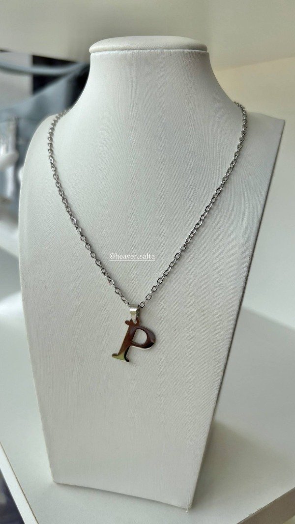 Producto - Collar inicial acero plateado
