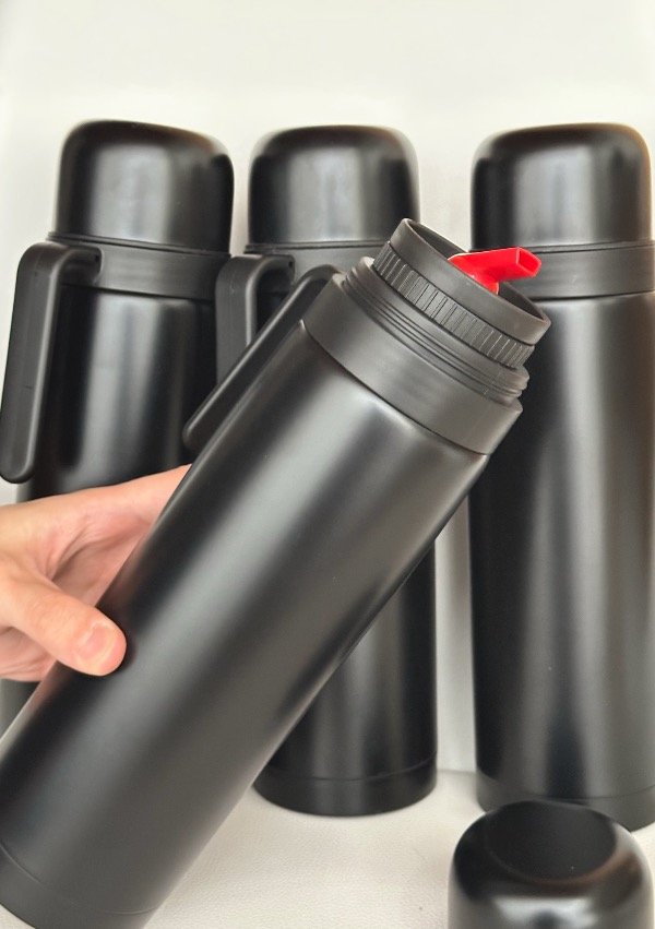 Producto - TERMO MEDIA MANIJA TOTAL BLACK