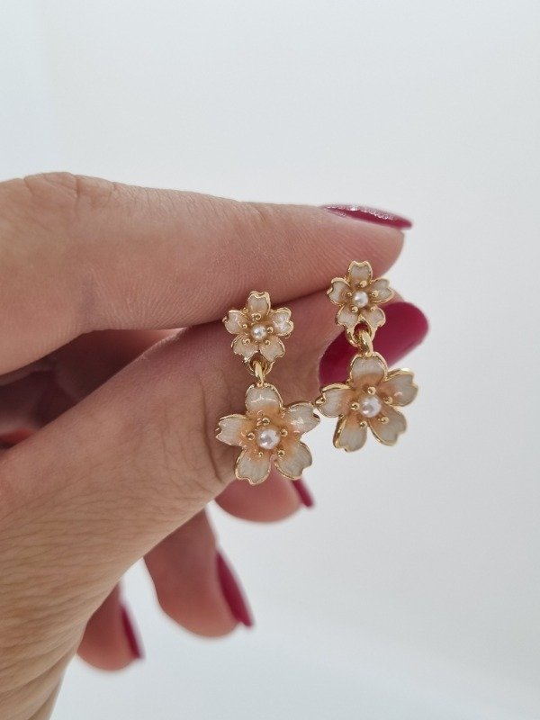Producto - Aros acero dorado pasante flor colgante flor esmaltada centro perla