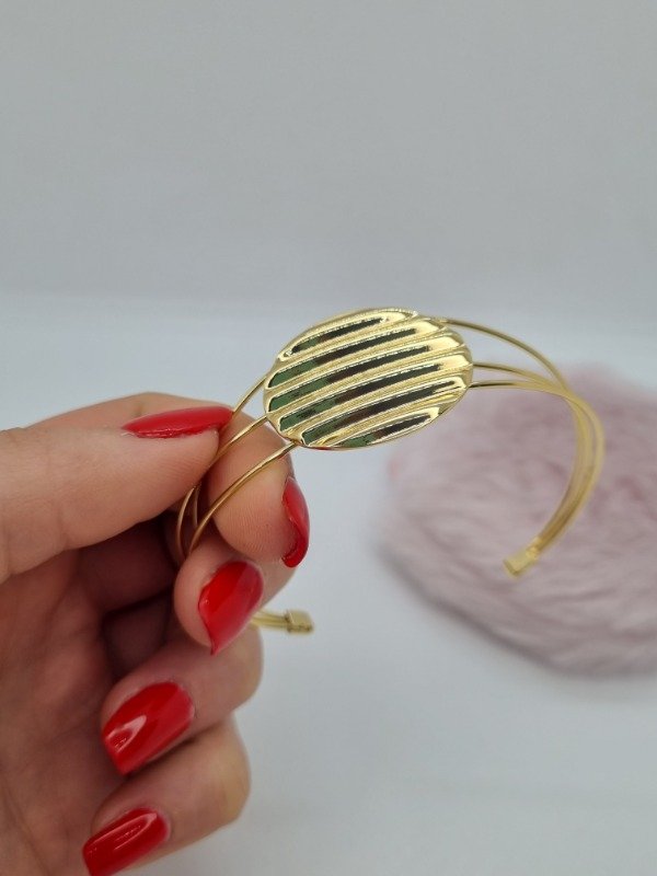 Producto - Pulsera brazalete dorado centro dije plano text
