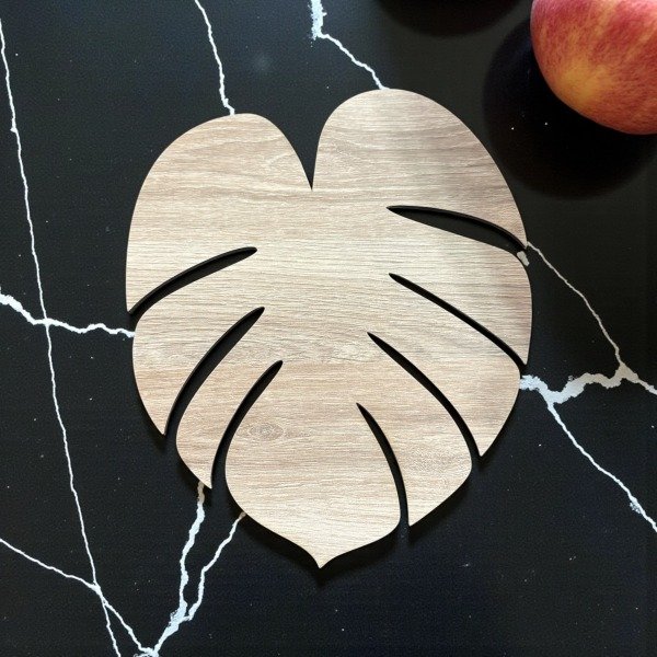 Producto - CENTRO DE MESA BANDEJA DECORATIVA POSAFUENTE MADERA FORMA DE HOJA 30CM