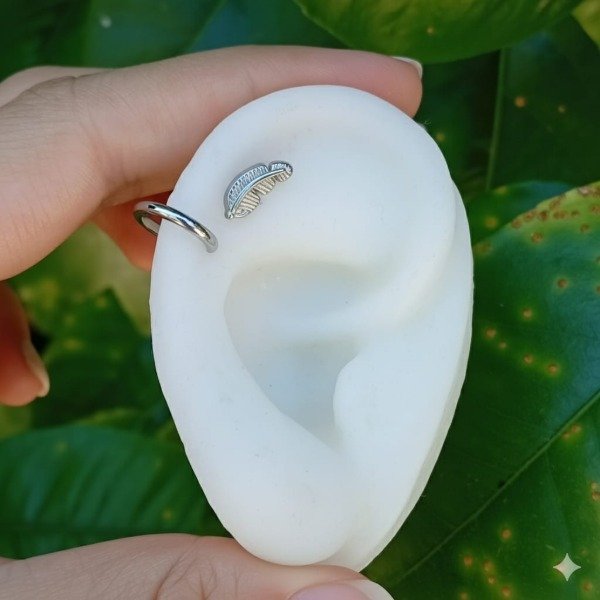 Producto - Abridor pluma a rosca con argolla acero para cartílagos para lado derecho