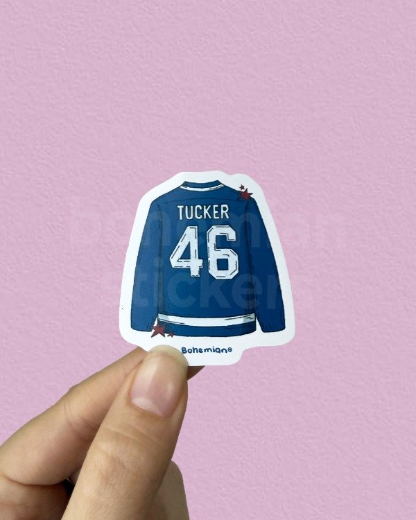 Producto - CAMISETA TUCKER - Sticker Individual de Off Campus