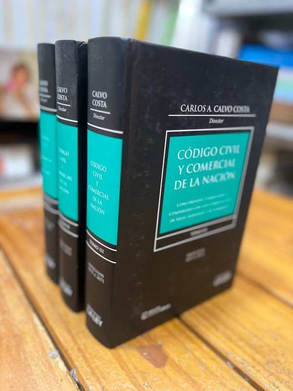 Producto - Código civil y comercial comentado. Calvo Costa.