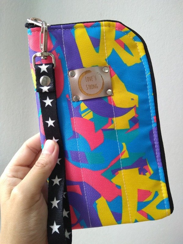 Producto - Porta celu-billetera Tokio. Graffiti art