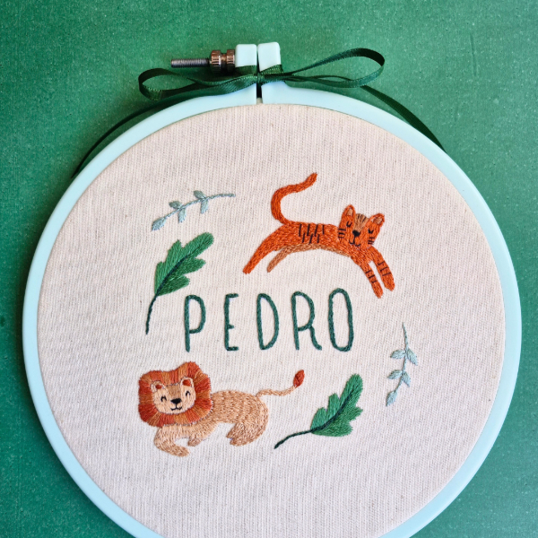 Producto - Bordado personalizado Nombre + detalles decorativos en bastidor plástico (20 cm) - 0