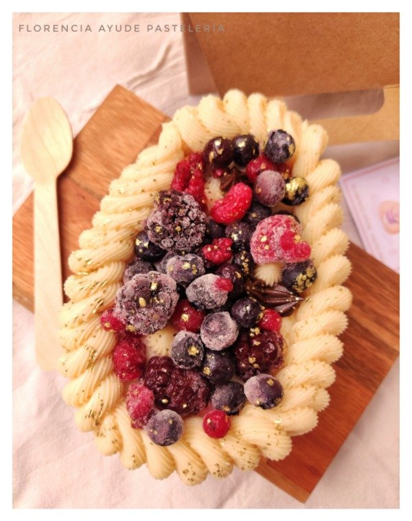 Producto - Huevo Cheesecake - Frutos rojos BASE HECHA CON CHOCOLATE REAL TEMPLADO