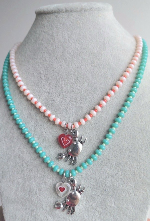 Producto - Collar Donas de Vidrio con Dije Cangrejo y Corazón