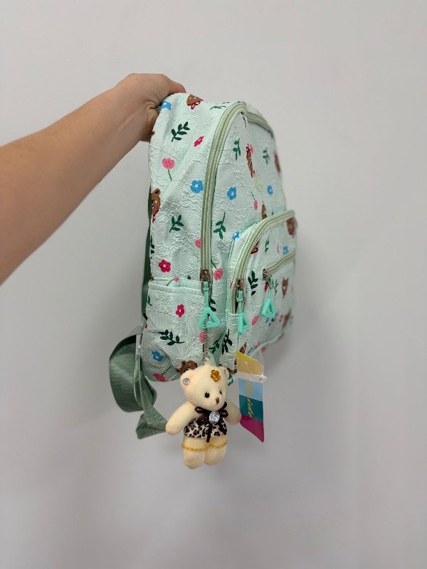 Producto - Mochila estampa flores mediana llavero peluche verde - 1