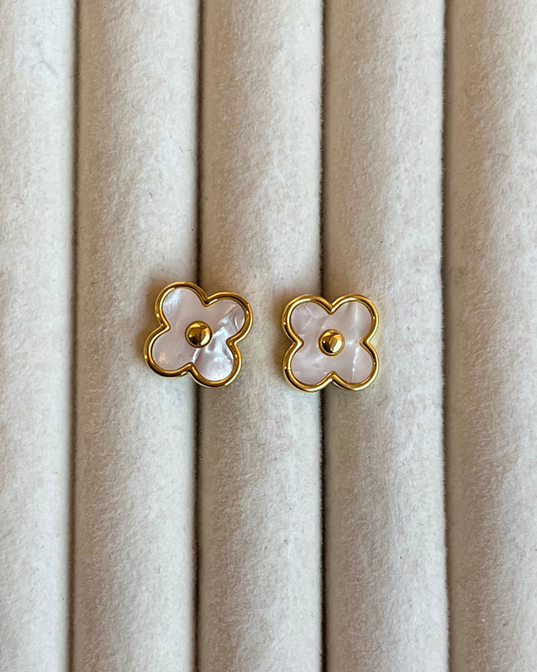 Producto - Aros flor cuatro pétalos en símil nácar de acero dorado 1.1cm de largo