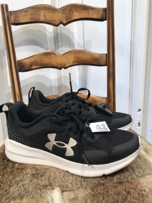 Producto - Zapatillas UNDER ARMOUR negras - Talle 39.5 - PRECIO: 100x