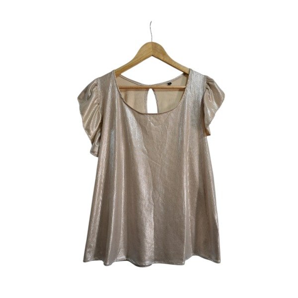 Producto - Musculosa de Vestir con voladito en hombro y corte semi evase.
