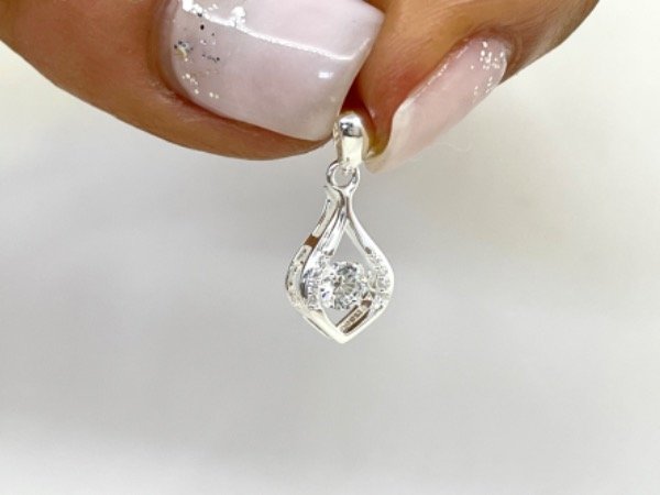 Producto - Dije de plata tipo GOTA con cubic móvil central