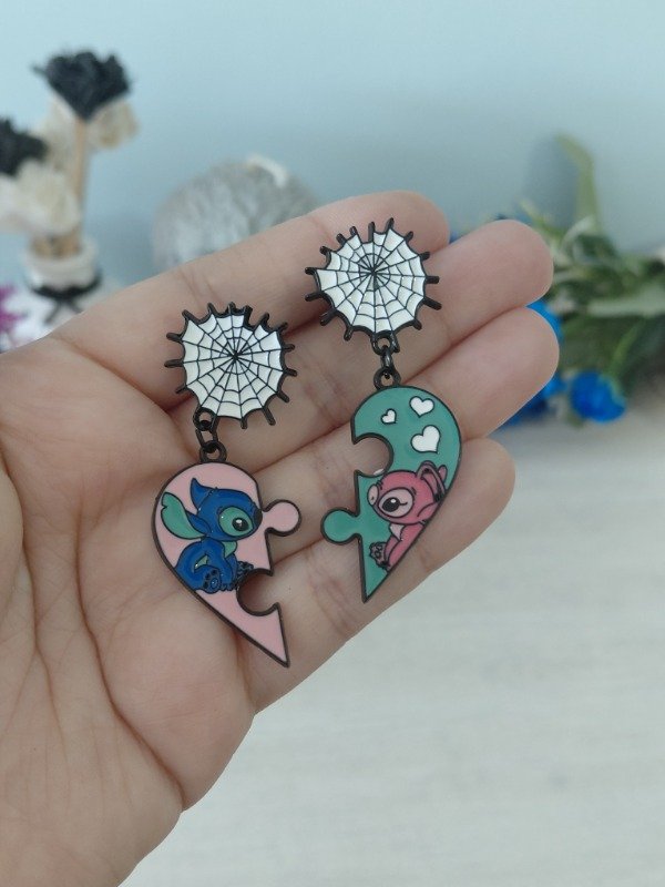Producto - Pin metalizado - Corazón rompecabezas de Stitch y Ángela con colgante #1077