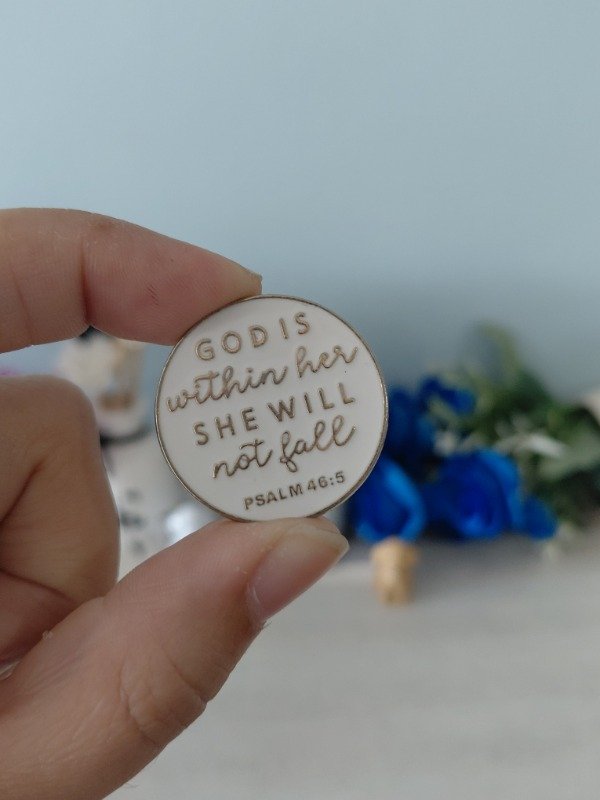 Producto - Pin metalizado - God is within her, she will not fall #0594