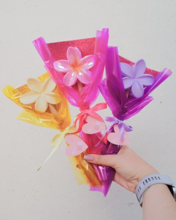 Producto - Ramo con broche flor